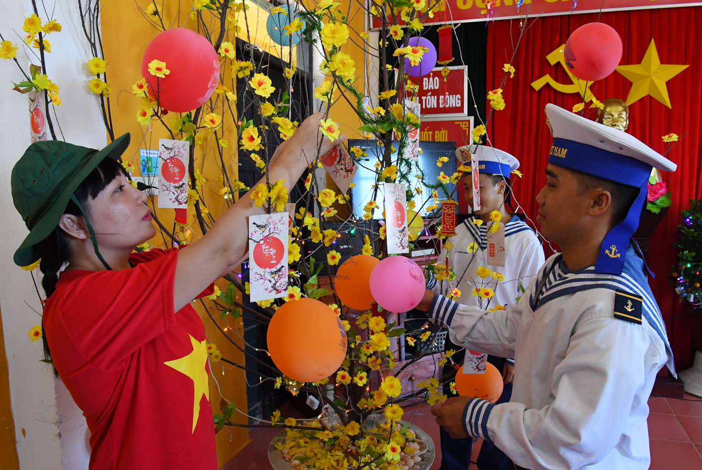 Hái hoa dân chủ, vui văn nghệ đón xuân.